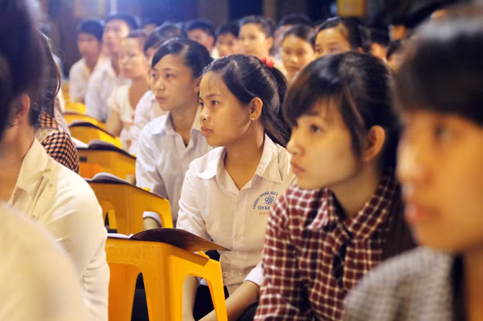 Và lắng nghe những lời sư tăng căn dặn trước các thử thách trong cuộc sống.