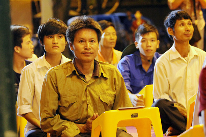 Những ông bố cũng chăm chú lắng nghe.