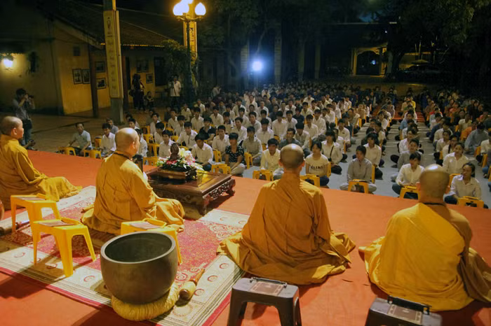 Buổi lễ cầu an diễn ra trong không khí trang nghiêm nhưng cũng chứa nhiều cảm xúc, nhiều tình cảm của nhà chùa dành cho các sĩ tử.