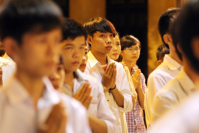 Các sĩ tử nghiêm trang và thành tâm trước Đức Thích Ca Mâu Ni.