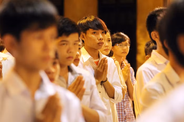 Các sĩ tử nghiêm trang và thành tâm trước Đức Thích Ca Mâu Ni.