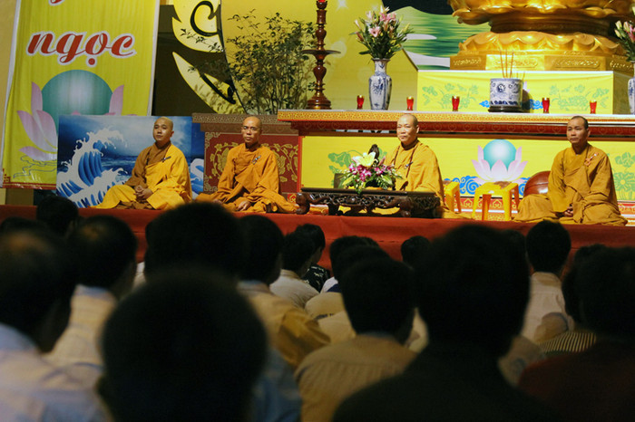 Chủ trì buổi cầu an, cầu may cho các sĩ tử và người nhà là Hòa thượng Thích Bảo Nghiêm (ngồi giữa).