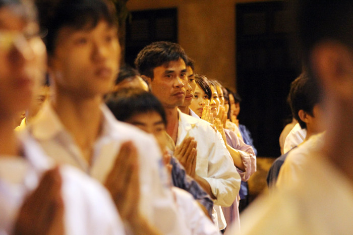 Các sĩ tử thành tâm cầu khẩn trước ngày thi.