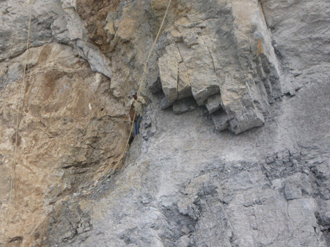 Những thợ đá treo mình trên những vách đá cao hàng trăm mét để khoan đá, nhồi thuốc và nổ mìn. Công cụ bảo hộ duy nhất và cũng chính là "sợi chỉ" đảm bảo cho sinh mạng của những người "thợ đá" này chính là những sợi dây thừng mỏng manh. Những thợ đá treo mình trên những vách đá cao hàng trăm mét để khoan đá, nhồi thuốc và nổ mìn. Công cụ bảo hộ duy nhất và cũng chính là "sợi chỉ" đảm bảo cho sinh mạng của những người "thợ đá" này chính là những sợi dây thừng mỏng manh.