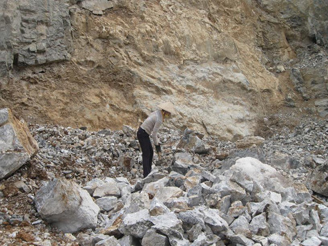 Tại mỏ đá, hình ảnh không hiếm mà ta có thể dễ dàng bắt gặp đó là những bóng hồng - những “nữ phu đá” - do không có sức khỏe để có thể "treo" mình trên vách đá thì họ chọn cho mình cách mưu sinh khác là công việc bốc, đập những khối đá nhỏ hơn. Tại mỏ đá, hình ảnh không hiếm mà ta có thể dễ dàng bắt gặp đó là những bóng hồng - những “nữ phu đá” - do không có sức khỏe để có thể "treo" mình trên vách đá thì họ chọn cho mình cách mưu sinh khác là công việc bốc, đập những khối đá nhỏ hơn.