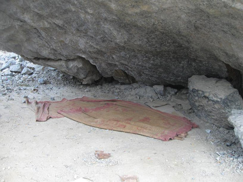 Những manh chiếu rách được trải tạm bợ sau những tảng đá lớn để nằm nghỉ ngơi sau một buổi lao động cật lực Cuộc đời và tính mạng của những "phu đá", "thợ đá" thật mong manh khi "treo" cả tính mạng của mình bên miệng tử thần là những khối đá vô tình. Những manh chiếu rách được trải tạm bợ sau những tảng đá lớn để nằm nghỉ ngơi sau một buổi lao động cật lực Cuộc đời và tính mạng của những "phu đá", "thợ đá" thật mong manh khi "treo" cả tính mạng của mình bên miệng tử thần là những khối đá vô tình.