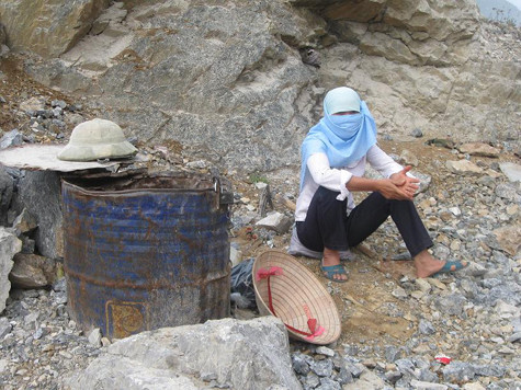 Phút nghỉ ngơi, giải lao của những “thợ đá”, "phu đá" sau những giờ vắt kiệt sức lao động của mình để đối lấy những miếng cơm, manh áo cho bản thân và gia đình. Phút nghỉ ngơi, giải lao của những “thợ đá”, "phu đá" sau những giờ vắt kiệt sức lao động của mình để đối lấy những miếng cơm, manh áo cho bản thân và gia đình.