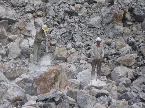 Hai người thợ khoan đá đứng chênh vênh bên vách đá mà không hề có một dụng cụ bảo hộ nào. Xung quanh họ, những khối đá vô tình có thể đổ ập xuống bất cứ lúc nào. Hai người thợ khoan đá đứng chênh vênh bên vách đá mà không hề có một dụng cụ bảo hộ nào. Xung quanh họ, những khối đá vô tình có thể đổ ập xuống bất cứ lúc nào.