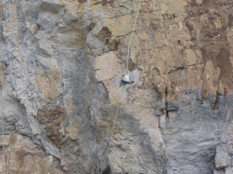 Treo mình trên những vách đá dựng đứng cao vút hàng trăm mét, dụng cụ bảo hiểm duy nhất của họ chỉ là những sợ dây thừng buộc sơ sài ngang thắt lưng hoặc chỉ là để bám vào và leo lên trên lưng chừng núi để khoan đá, nổ mìn. Với họ, ranh giới giữa sự sống và cái chết thật mong manh.... Treo mình trên những vách đá dựng đứng cao vút hàng trăm mét, dụng cụ bảo hiểm duy nhất của họ chỉ là những sợ dây thừng buộc sơ sài ngang thắt lưng hoặc chỉ là để bám vào và leo lên trên lưng chừng núi để khoan đá, nổ mìn. Với họ, ranh giới giữa sự sống và cái chết thật mong manh....