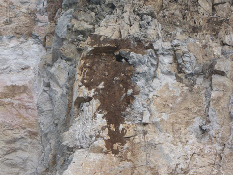 Đó có thể được xem là những con người can trường, dũng cảm hay có thể nói là "liều mạng" nhất khi nhìn từ bên dưới, họ chỉ lơ lửng, bé xíu như những chú chim chèo bẻo đang bấu mình vào vách đá chênh vênh hoặc may mắn hơn là có thể "trú ẩn" được trong những hang, hốc đá vô tình lộ ra trong quá trình "bắn mìn, phá đá". Đó có thể được xem là những con người can trường, dũng cảm hay có thể nói là "liều mạng" nhất khi nhìn từ bên dưới, họ chỉ lơ lửng, bé xíu như những chú chim chèo bẻo đang bấu mình vào vách đá chênh vênh hoặc may mắn hơn là có thể "trú ẩn" được trong những hang, hốc đá vô tình lộ ra trong quá trình "bắn mìn, phá đá".