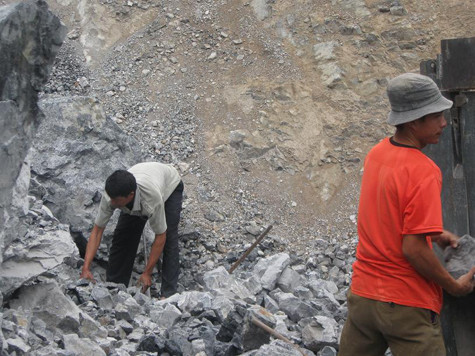 Những "thợ đá", "phu đá" khoan, đập, bốc đá hoàn toàn bằng những công cụ thô sơ nhất và thứ họ có thể sử dụng chính là sức khỏe, những "mưu", "mẹo" mà họ nghĩ ra, đúc kết được trong phận đời làm thợ của mình những mong chiến thắng và tránh được những tai nạn đáng tiếc có thể xảy ra với mình trong cuộc mưu sinh. Những "thợ đá", "phu đá" khoan, đập, bốc đá hoàn toàn bằng những công cụ thô sơ nhất và thứ họ có thể sử dụng chính là sức khỏe, những "mưu", "mẹo" mà họ nghĩ ra, đúc kết được trong phận đời làm thợ của mình những mong chiến thắng và tránh được những tai nạn đáng tiếc có thể xảy ra với mình trong cuộc mưu sinh.