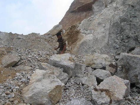 Những "thợ đá", "phu đá" khoan, đập, bốc đá hoàn toàn bằng những công cụ thô sơ nhất và thứ họ có thể sử dụng chính là sức khỏe, những "mưu", "mẹo" mà họ nghĩ ra, đúc kết được trong phận đời làm thợ của mình những mong chiến thắng và tránh được những tai nạn đáng tiếc có thể xảy ra với mình trong cuộc mưu sinh. Những "thợ đá", "phu đá" khoan, đập, bốc đá hoàn toàn bằng những công cụ thô sơ nhất và thứ họ có thể sử dụng chính là sức khỏe, những "mưu", "mẹo" mà họ nghĩ ra, đúc kết được trong phận đời làm thợ của mình những mong chiến thắng và tránh được những tai nạn đáng tiếc có thể xảy ra với mình trong cuộc mưu sinh.