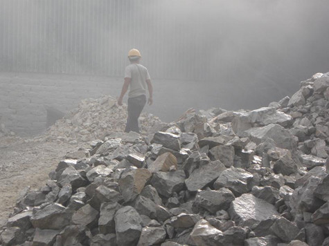 Ngoài việc phải phải đối mặt với những tai nạn khủng khiếp như đá lăn, đá văng, đá đè,... thì những người "thợ đá", "phu đá" thường phải sống trong một bầu không khí ô nhiễm đầy khói và bụi nơi mỏ khai thác đá. Ngoài việc phải phải đối mặt với những tai nạn khủng khiếp như đá lăn, đá văng, đá đè,... thì những người "thợ đá", "phu đá" thường phải sống trong một bầu không khí ô nhiễm đầy khói và bụi nơi mỏ khai thác đá.