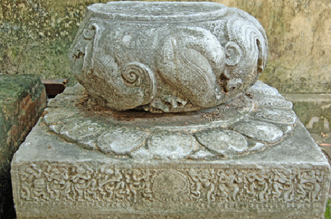 Ở chùa còn có những di vật thời Lý khác như đá ốp tường, đấu kê...trên đó chạm khắc các hình Kim Cương, Hộ Pháp, các nhạc công, vũ nữ v.v... (Ảnh: Internet).