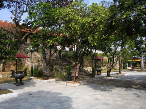 Kháng chiến chống thực dân Pháp bùng nổ và chùa bị tàn phá nhiều. Chùa đã bị quân đội Pháp đốt cháy hoàn toàn vào năm 1947. Khi hòa bình lập lại (1954) đến nay, chùa Phật Tích được khôi phục dần. Năm 1959, Bộ Văn hóa cho tái tạo lại 3 gian chùa nhỏ làm nơi đặt pho tượng A-di-đà bằng đá quý giá. Tháng 4 năm 1962, nhà nước công nhận chùa Phật Tích là di tích lịch sử - văn hoá (Ảnh: Internet) .