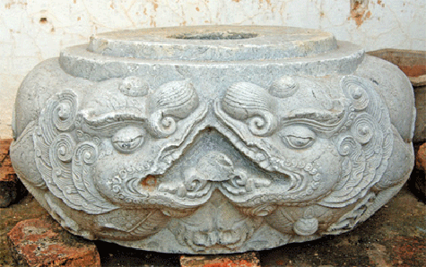 Ở chùa còn có những di vật thời Lý khác như đá ốp tường, đấu kê...trên đó chạm khắc các hình Kim Cương, Hộ Pháp, các nhạc công, vũ nữ v.v... (Ảnh: Internet).