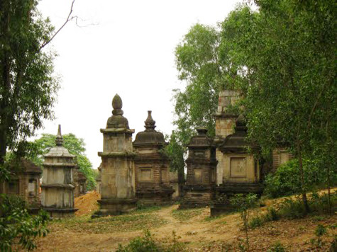 Sau sân nền có 32 ngọn tháp xây bằng gạch và đá là nơi cất giữ xá lị của các nhà sư từng trụ trì ở đây, phần lớn được dựng vào thế kỷ 17. Ngọn tháp lớn nhất là Tháp Phổ Quang, cao 5,10 m gồm đế, khám thờ, hai tầng diềm và mái mui luyện với chóp tròn (Ảnh: Internet) .