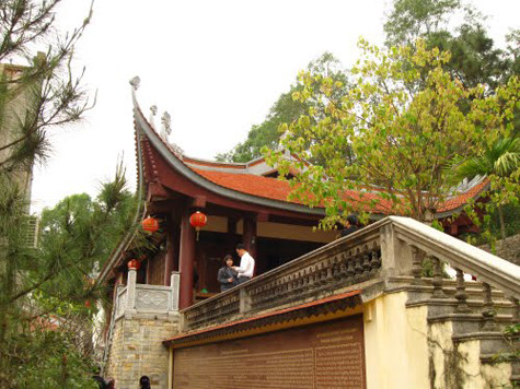 Vào thời nhà Lê, năm Chính Hòa thứ bảy đời vua Lê Hy Tông, năm 1686, chùa được xây dựng lại với quy mô rất lớn, có giá trị nghệ thuật cao và đổi tên là Vạn Phúc tự. Người có công trong việc xây dựng này là Bà Chúa Trần Ngọc Am - đệ nhất cung tần của Chúa Thanh Đô Vương Trịnh Tráng, khi Bà đã rời phủ Chúa về tu ở chùa này (Ảnh: Internet) .