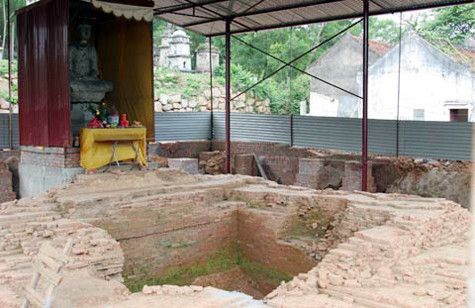 Năm 1066, vua Lý Thánh Tông lại cho xây dựng một cây tháp cao. Sau khi tháp đổ mới lộ ra ở trong đó bức tượng Phật A-di-đà bằng đá xanh nguyên khối được dát ngoài bằng vàng. Trong gian chính của chùa vẫn đang thờ tượng phật A Di Đà bằng đá xanh có từ năm 1057. Đây là bức tượng độc đáo, mang ảnh hưởng của trường phái nghệ thuật Giupta (Ấn Độ) (Ảnh: Internet) .