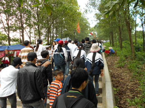 Lễ hội chùa Long Đọi Sơn được tổ chức hàng năm vào ngày 21 tháng 3 âm lịch đã trở thành một nét văn hoá tín ngưỡng lâu đời của người dân xã Đọi Sơn nói riêng và huyện Duy Tiên nói chung. Với mục đích nhằm quảng bá các công trình kiến trúc tại di tích lịch sử chùa Long Đọi Sơn, đồng thời khơi dậy truyền thống văn hoá dân tộc, đáp ứng nhu cầu sinh hoạt tín ngưỡng của nhân dân và du khách thập phương (Ảnh: Phạm Hải). Lễ hội chùa Long Đọi Sơn được tổ chức hàng năm vào ngày 21 tháng 3 âm lịch đã trở thành một nét văn hoá tín ngưỡng lâu đời của người dân xã Đọi Sơn nói riêng và huyện Duy Tiên nói chung. Với mục đích nhằm quảng bá các công trình kiến trúc tại di tích lịch sử chùa Long Đọi Sơn, đồng thời khơi dậy truyền thống văn hoá dân tộc, đáp ứng nhu cầu sinh hoạt tín ngưỡng của nhân dân và du khách thập phương (Ảnh: Phạm Hải).