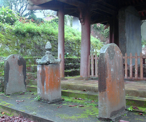 Đầu thế kỷ XV, khi giặc Minh xâm lược nước ta, chùa và tháp đã bị phá hủy hoàn toàn. Riêng bia Sùng Thiện Diên Linh vì không phá nổi, chúng đã lật đổ xuống bên cạnh núi. (Ảnh: Đoàn Đức Thành) Đầu thế kỷ XV, khi giặc Minh xâm lược nước ta, chùa và tháp đã bị phá hủy hoàn toàn. Riêng bia Sùng Thiện Diên Linh vì không phá nổi, chúng đã lật đổ xuống bên cạnh núi. (Ảnh: Đoàn Đức Thành)