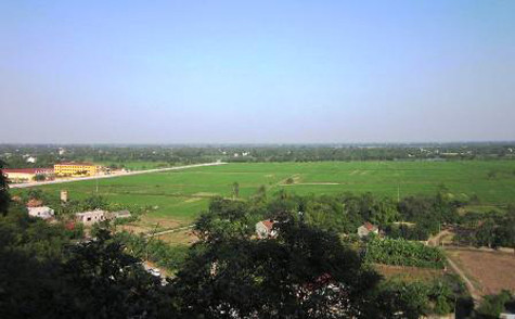 Ngôi chùa được xây dựng trên đỉnh núi, trong khuôn viên 2 hec-ta vườn rừng. Chùa quay về hướng nam, đúng như câu tục ngữ: "Đầu gối núi Đọi, chân dọi Tuần Vường, phát tích đế vương lưu truyền vạn đại" (Ảnh: Internet). Ngôi chùa được xây dựng trên đỉnh núi, trong khuôn viên 2 hec-ta vườn rừng. Chùa quay về hướng nam, đúng như câu tục ngữ: "Đầu gối núi Đọi, chân dọi Tuần Vường, phát tích đế vương lưu truyền vạn đại" (Ảnh: Internet).