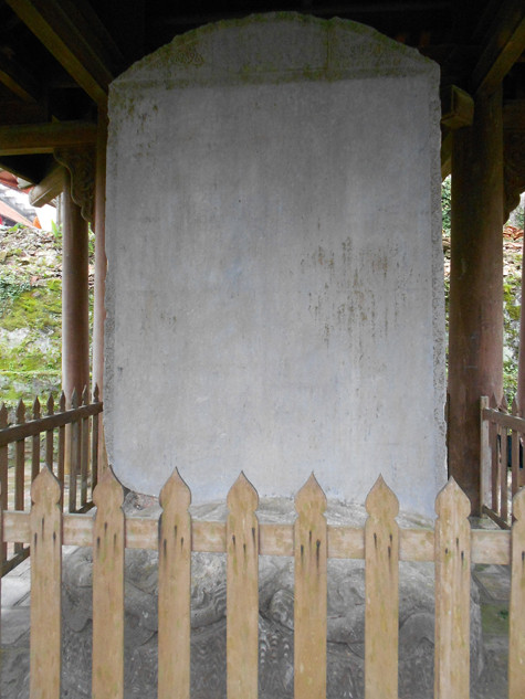 Mãi tới cuối thế kỷ XVI, vào năm 1591 đời Mạc Mậu Hợp, tức là gần 170 năm sau khi bị giặc Minh tàn phá, ngôi chùa bị bỏ phế hoàn toàn, nhân dân địa phương mới "dựng lại bia đổ, bắc lại xà nhà và những chỗ tường hư hỏng, làm cửa xây tường khiến cho sau hơn 500 năm, một nơi thắng cảnh trong chốn tùng lâm lại được mới mẻ" (Bài văn khắc mặt sau bia Sùng Thiện Diên Linh) (Ảnh: Phạm Hải) Mãi tới cuối thế kỷ XVI, vào năm 1591 đời Mạc Mậu Hợp, tức là gần 170 năm sau khi bị giặc Minh tàn phá, ngôi chùa bị bỏ phế hoàn toàn, nhân dân địa phương mới "dựng lại bia đổ, bắc lại xà nhà và những chỗ tường hư hỏng, làm cửa xây tường khiến cho sau hơn 500 năm, một nơi thắng cảnh trong chốn tùng lâm lại được mới mẻ" (Bài văn khắc mặt sau bia Sùng Thiện Diên Linh) (Ảnh: Phạm Hải)