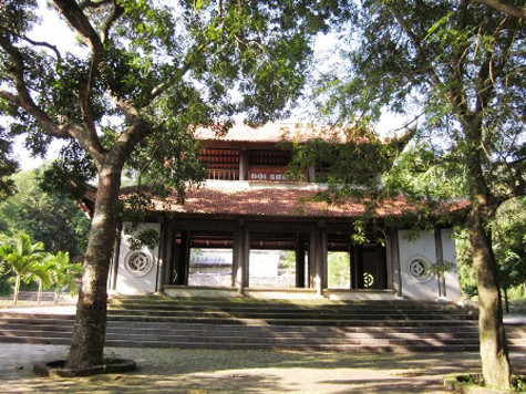 Chùa Long Đọi Sơn đã trải qua nhiều lần trùng tu, bên cạnh những kiến trúc pho tượng cũ, các kiến trúc pho tượng mới cũng được sắp đặt kỳ công và giữ được nét cổ kính lâu đời của ngôi chùa. Đã gần 1.000 năm qua chùa Long Đọi Sơn cùng với Đất nước, con người Việt Nam chứng kiến bao thăng trầm của lịch sử và vẫn đứng sừng sững giữa đất trời làm rung động lòng người, thu hút khách tham quan du lịch (Ảnh: Internet). Chùa Long Đọi Sơn đã trải qua nhiều lần trùng tu, bên cạnh những kiến trúc pho tượng cũ, các kiến trúc pho tượng mới cũng được sắp đặt kỳ công và giữ được nét cổ kính lâu đời của ngôi chùa. Đã gần 1.000 năm qua chùa Long Đọi Sơn cùng với Đất nước, con người Việt Nam chứng kiến bao thăng trầm của lịch sử và vẫn đứng sừng sững giữa đất trời làm rung động lòng người, thu hút khách tham quan du lịch (Ảnh: Internet).