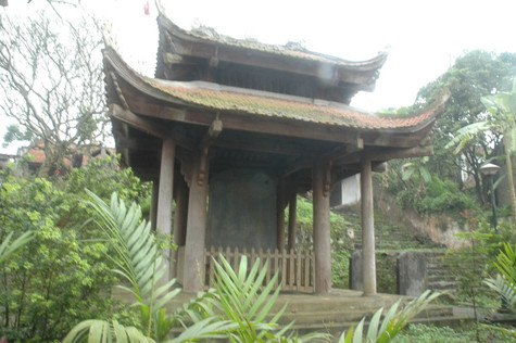 Ngay cổng chính, trước tòa tam bảo là nhà bia để tấm bia Sùng Thiện Diên Linh nổi tiếng. Khi xây xong chùa và tháp, nhà vua sai Thượng thư bộ Hình Nguyễn Công Bật soạn văn bia. Văn bia nguyên có tên là Đại Việt quốc dương gia đệ tứ Sùng Thiện Diên Linh tháp bi, được viết xong ngày 6 tháng 7 năm Tân Sửu (1121). Nội dung bài văn bia chủ yếu ca ngợi công lao tài trí của Lý Nhân Tông trong việc xây dựng, kiến thiết và đánh giặc giữ nước (Ảnh: Đoàn Đức Thành). Ngay cổng chính, trước tòa tam bảo là nhà bia để tấm bia Sùng Thiện Diên Linh nổi tiếng. Khi xây xong chùa và tháp, nhà vua sai Thượng thư bộ Hình Nguyễn Công Bật soạn văn bia. Văn bia nguyên có tên là Đại Việt quốc dương gia đệ tứ Sùng Thiện Diên Linh tháp bi, được viết xong ngày 6 tháng 7 năm Tân Sửu (1121). Nội dung bài văn bia chủ yếu ca ngợi công lao tài trí của Lý Nhân Tông trong việc xây dựng, kiến thiết và đánh giặc giữ nước (Ảnh: Đoàn Đức Thành).