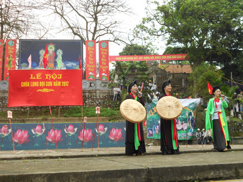 Lễ hội chùa Long Đọi Sơn được tổ chức hàng năm vào ngày 21 tháng 3 âm lịch đã trở thành một nét văn hoá tín ngưỡng lâu đời của người dân xã Đọi Sơn nói riêng và huyện Duy Tiên nói chung. Với mục đích nhằm quảng bá các công trình kiến trúc tại di tích lịch sử chùa Long Đọi Sơn, đồng thời khơi dậy truyền thống văn hoá dân tộc, đáp ứng nhu cầu sinh hoạt tín ngưỡng của nhân dân và du khách thập phương (Ảnh: Phạm Hải). Lễ hội chùa Long Đọi Sơn được tổ chức hàng năm vào ngày 21 tháng 3 âm lịch đã trở thành một nét văn hoá tín ngưỡng lâu đời của người dân xã Đọi Sơn nói riêng và huyện Duy Tiên nói chung. Với mục đích nhằm quảng bá các công trình kiến trúc tại di tích lịch sử chùa Long Đọi Sơn, đồng thời khơi dậy truyền thống văn hoá dân tộc, đáp ứng nhu cầu sinh hoạt tín ngưỡng của nhân dân và du khách thập phương (Ảnh: Phạm Hải).