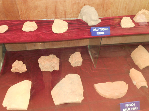 Các di vật của chùa Long Đọi còn giữ được như tấm bia Sùng Thiện Diên Linh, 6 pho tượng Kim Cương trong 8 pho có từ ngày xưa là những hiện vật rất quý báu đối với việc nghiên cứu văn hoá nước ta cách đây gần một thiên niên kỷ (Ảnh: Phạm Hải). Các di vật của chùa Long Đọi còn giữ được như tấm bia Sùng Thiện Diên Linh, 6 pho tượng Kim Cương trong 8 pho có từ ngày xưa là những hiện vật rất quý báu đối với việc nghiên cứu văn hoá nước ta cách đây gần một thiên niên kỷ (Ảnh: Phạm Hải).