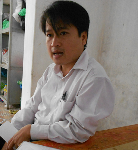 Thầy Tạ Thế Trung từ chối trả lời câu hỏi của PV đặt ra với lý do "tôi biết cách hỏi đó" (?!) và khẳng định sẽ không trả lời bất cứ câu hỏi gì thêm nữa rồi đứng lên bỏ đi. (Ảnh: Phạm Hải) Thầy Tạ Thế Trung từ chối trả lời câu hỏi của PV đặt ra với lý do "tôi biết cách hỏi đó" (?!) và khẳng định sẽ không trả lời bất cứ câu hỏi gì thêm nữa rồi đứng lên bỏ đi. (Ảnh: Phạm Hải)