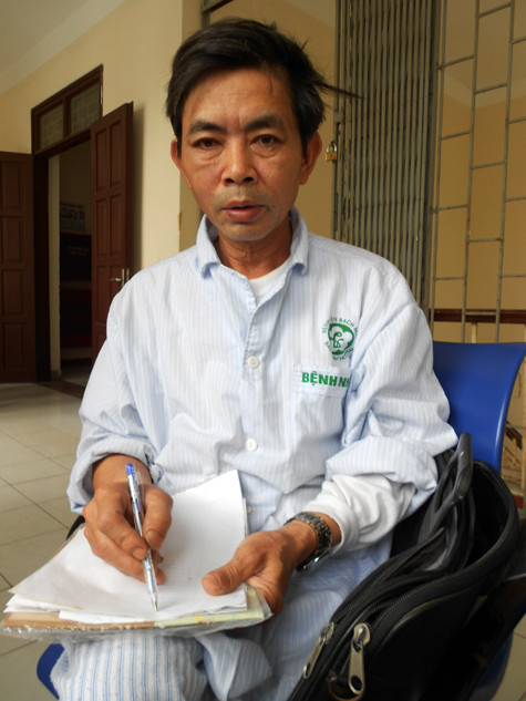 Ông Tạ Duy Hiển - Phó Hiệu trưởng Trường THPT Ứng Hòa B cho rằng nguyên nhân dẫn đến việc mình bị đánh là do phát hiện việc sửa điểm trong học bạ của một học sinh trong trường (!?) (Ảnh: Phạm Hải). Ông Tạ Duy Hiển - Phó Hiệu trưởng Trường THPT Ứng Hòa B cho rằng nguyên nhân dẫn đến việc mình bị đánh là do phát hiện việc sửa điểm trong học bạ của một học sinh trong trường (!?) (Ảnh: Phạm Hải).