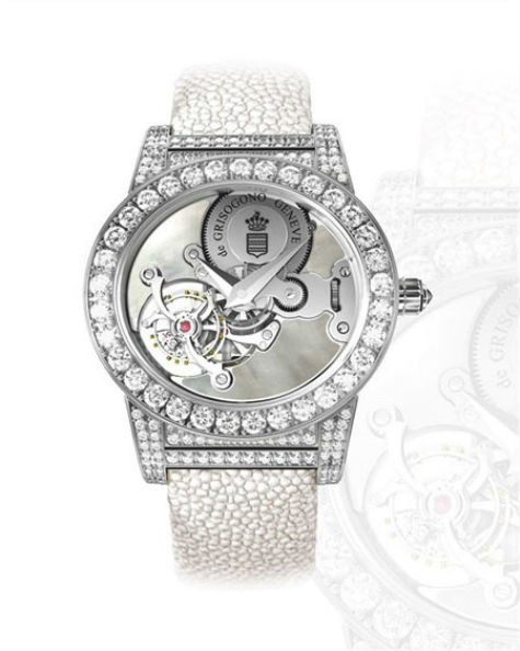 Vòng ngoài mặt số của chiếc Tondo Tourbillon Gioiello được nạm tới 33 viên kim cương nặng tổng cộng 3,52 carat. Mang tinh thần thẩm mỹ đặc trưng của de Grisogono, Tondo Tourbillon Gioiello sử dụng cỗ máy chuyển động Grisogono mới, chế tạo với bộ phận tourbillon được đặt lệch tại vị trí 8 giờ, bao bọc kín xung quanh là những viên kim cương trắng lấp lánh.