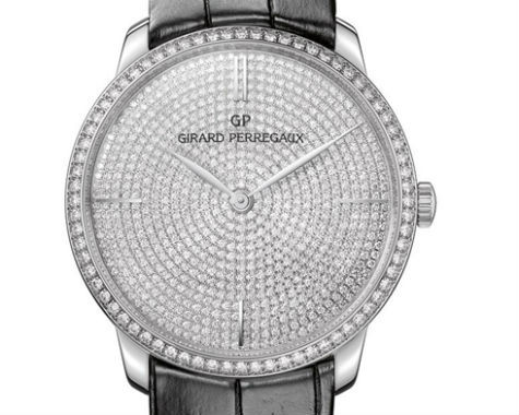 Kim của chiếc đồng hồ Girard-Perregaux được làm theo hình lá thanh mảnh, các vạch số được chạm nổi, còn phần vỏ lại được làm từ pha lê và sapphire trong suốt.