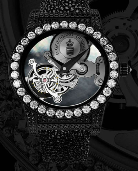 Máy đồng hồ là loại 19 chân kính mang họa tiết trang trí gợn sóng Côtes de Genève. Người dùng có thể lên dây bằng tay, tạo năng lượng đảm bảo đủ thời gian cho đồng hồ chạy liên tục 72 giờ. Nó có khả năng chịu nước ở độ sâu 30m. Mỗi phiên bản màu chỉ có 10 chiếc.