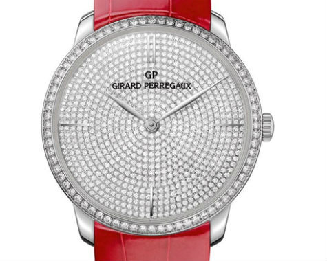 Kim của chiếc đồng hồ Girard-Perregaux được làm theo hình lá thanh mảnh, các vạch số được chạm nổi, còn phần vỏ lại được làm từ pha lê và sapphire trong suốt.
