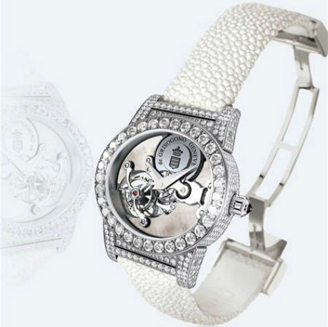 Kết hợp với mặt khảm xà cừ và dây đeo làm từ da cá nhám mang màu sắc tương ứng, những viên kim cương bao bọc xung quang chiếc đồng hồ này khiến nó mang một vẻ đẹp tinh xảo theo tinh thần baroque đương đại rất đặc trưng của de Grisogono.