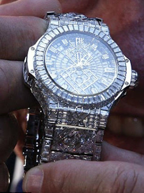 Để làm ra được "siêu phẩm" đặc biệt này, 17 nhân viên của Hublot đã phải làm việc ròng rã 14 tháng, bao gồm cả công đoạn gọt giũa kim cương ở New York (Mỹ)