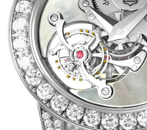 Vỏ đồng hồ thì được nạm 469 viên kim cương nhỏ với tổng trọng lượng là 4,2 carat.