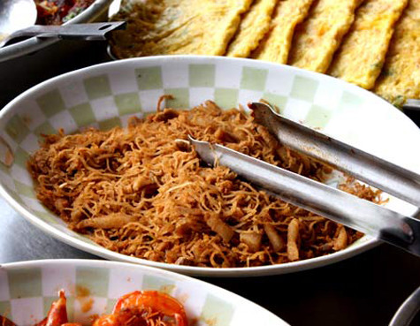 Các loại bì lợn dùng để chế biến thành bì lợn nướng, rán và các loại nem nắm, nem trộn cũng bẩn thỉu, độc hại khôn lường.... Các loại bì lợn dùng để chế biến thành bì lợn nướng, rán và các loại nem nắm, nem trộn cũng bẩn thỉu, độc hại khôn lường....