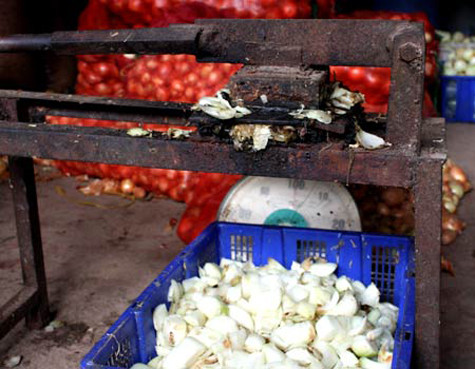 Những củ hành khô được cắt lát mỏng và chế biến bằng những thiết bị, đồ dùng gỉ sét, cáu bẩn,... Những củ hành khô được cắt lát mỏng và chế biến bằng những thiết bị, đồ dùng gỉ sét, cáu bẩn,...