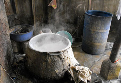 Ngay đến đậu phụ - món ăn tưởng chừng như là lành lẽ, bổ dưỡng nhất đối với mỗi gia đình cũng được chế biến tại những nơi mất vệ sinh, bẩn thỉu như thế này. Ngay đến đậu phụ - món ăn tưởng chừng như là lành lẽ, bổ dưỡng nhất đối với mỗi gia đình cũng được chế biến tại những nơi mất vệ sinh, bẩn thỉu như thế này.