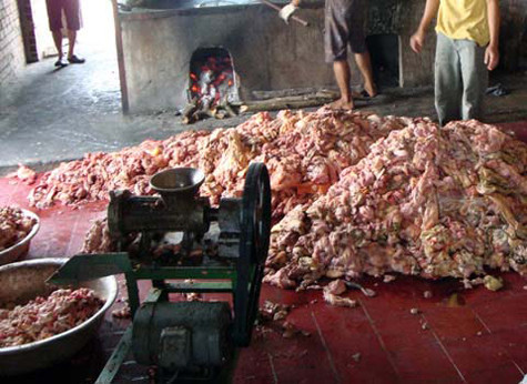 Nếu được tận mắt chứng kiến hoặc nhìn những hình ảnh "công nghệ" chế biến mỡ bẩn như thế này hẳn nhiều người sẽ phải rùng mình kinh hãi khi liên tưởng những món ăn mà mình mà mình đã từng ăn tại một số nhà hàng, quán ăn sử dụng các loại dầu thải, mỡ bẩn để chế biến cho thực khách. Nếu được tận mắt chứng kiến hoặc nhìn những hình ảnh "công nghệ" chế biến mỡ bẩn như thế này hẳn nhiều người sẽ phải rùng mình kinh hãi khi liên tưởng những món ăn mà mình mà mình đã từng ăn tại một số nhà hàng, quán ăn sử dụng các loại dầu thải, mỡ bẩn để chế biến cho thực khách.