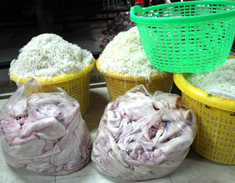 Sau khi được lấy mỡ thừa, bì được luộc và ngâm vào ôxy già đồng thời tẩy trắng bằng hóa chất công nghiệp. Nếu những miếng bì nào bị ôi thiu,, thối hỏng sẽ được ngâm tẩm, ướp sấy trong những thùng, chậu đựng hóa chất để làm trắng và khử mùi hôi thối. Sau khi được lấy mỡ thừa, bì được luộc và ngâm vào ôxy già đồng thời tẩy trắng bằng hóa chất công nghiệp. Nếu những miếng bì nào bị ôi thiu,, thối hỏng sẽ được ngâm tẩm, ướp sấy trong những thùng, chậu đựng hóa chất để làm trắng và khử mùi hôi thối.