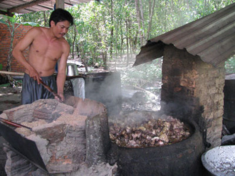 Phế phẩm hôi thối, hư hỏng của động vật được thu mua về đổ trực tiếp lên sàn nhà, lẫn đầy rác rưởi, tạp chất,...rồi được đựng bằng những đồ dùng, thiết bị không đảm bảo vệ sinh như xoong chảo, thùng chậu cáu bẩn và được chế biến tạo thành mỡ bẩn ngay cạnh cống nước thải, nhà vệ sinh,.... Phế phẩm hôi thối, hư hỏng của động vật được thu mua về đổ trực tiếp lên sàn nhà, lẫn đầy rác rưởi, tạp chất,...rồi được đựng bằng những đồ dùng, thiết bị không đảm bảo vệ sinh như xoong chảo, thùng chậu cáu bẩn và được chế biến tạo thành mỡ bẩn ngay cạnh cống nước thải, nhà vệ sinh,....