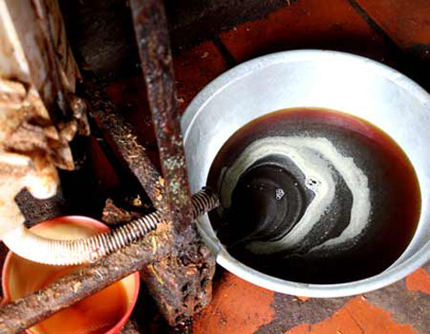 Không chỉ có mỡ bẩn mà nhiều loại dầu ăn đã qua sử dụng tại các nhà hàng, khách sạn… bị cháy đen, bốc mùi khét lẹt được một số cơ sở thu mua, lọc cặn qua vải màn, để lắng tạp chất và bán lại cho các cơ sở chế biến thực phẩm dùng để chiên, rán các sản phẩm như: quẩy, ngô và các loại bánh gia công… Không chỉ có mỡ bẩn mà nhiều loại dầu ăn đã qua sử dụng tại các nhà hàng, khách sạn… bị cháy đen, bốc mùi khét lẹt được một số cơ sở thu mua, lọc cặn qua vải màn, để lắng tạp chất và bán lại cho các cơ sở chế biến thực phẩm dùng để chiên, rán các sản phẩm như: quẩy, ngô và các loại bánh gia công…