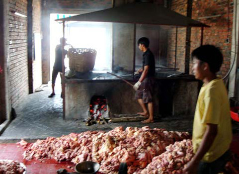 Nếu được tận mắt chứng kiến hoặc nhìn những hình ảnh "công nghệ" chế biến mỡ bẩn như thế này hẳn nhiều người sẽ phải rùng mình kinh hãi khi liên tưởng những món ăn mà mình mà mình đã từng ăn tại một số nhà hàng, quán ăn sử dụng các loại dầu thải, mỡ bẩn để chế biến cho thực khách. Nếu được tận mắt chứng kiến hoặc nhìn những hình ảnh "công nghệ" chế biến mỡ bẩn như thế này hẳn nhiều người sẽ phải rùng mình kinh hãi khi liên tưởng những món ăn mà mình mà mình đã từng ăn tại một số nhà hàng, quán ăn sử dụng các loại dầu thải, mỡ bẩn để chế biến cho thực khách.