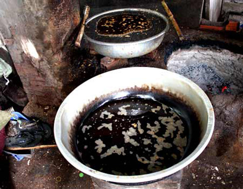 Không chỉ có mỡ bẩn mà nhiều loại dầu ăn đã qua sử dụng tại các nhà hàng, khách sạn… bị cháy đen, bốc mùi khét lẹt được một số cơ sở thu mua, lọc cặn qua vải màn, để lắng tạp chất và bán lại cho các cơ sở chế biến thực phẩm dùng để chiên, rán các sản phẩm như: quẩy, ngô và các loại bánh gia công… Không chỉ có mỡ bẩn mà nhiều loại dầu ăn đã qua sử dụng tại các nhà hàng, khách sạn… bị cháy đen, bốc mùi khét lẹt được một số cơ sở thu mua, lọc cặn qua vải màn, để lắng tạp chất và bán lại cho các cơ sở chế biến thực phẩm dùng để chiên, rán các sản phẩm như: quẩy, ngô và các loại bánh gia công…