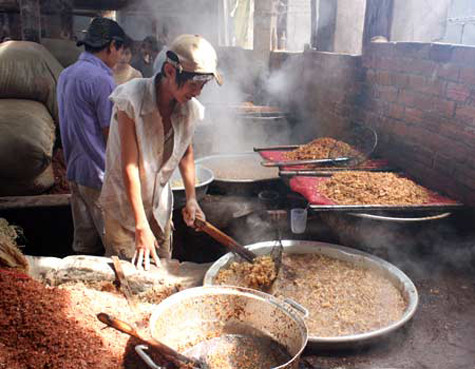 Rồi được chiên, rán lên bằng các loại dầu thừa, mỡ thải đen sánh, bẩn thỉu như thế này để trở thành món hành phi thơm lừng, béo ngậy nhưng cực kỳ độc hại đối với người tiêu dùng. Rồi được chiên, rán lên bằng các loại dầu thừa, mỡ thải đen sánh, bẩn thỉu như thế này để trở thành món hành phi thơm lừng, béo ngậy nhưng cực kỳ độc hại đối với người tiêu dùng.